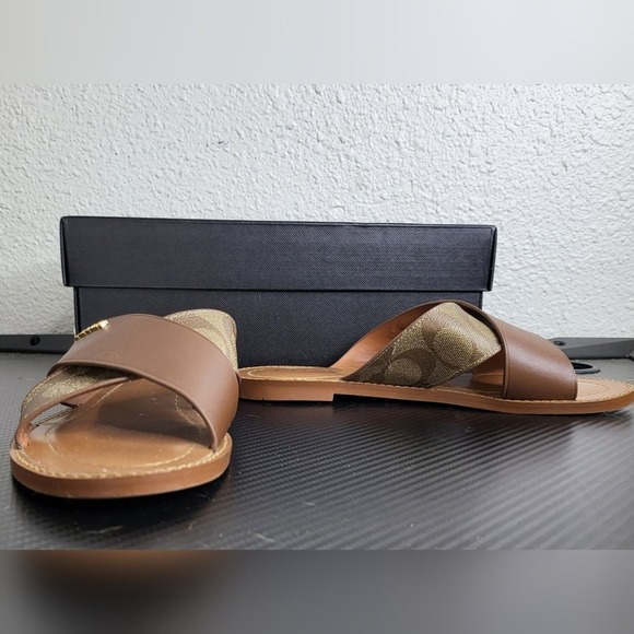 Coach Bundle Hilda Sandals SZ6 and Matching Signature  Wristlet. - Picture 5 of 16